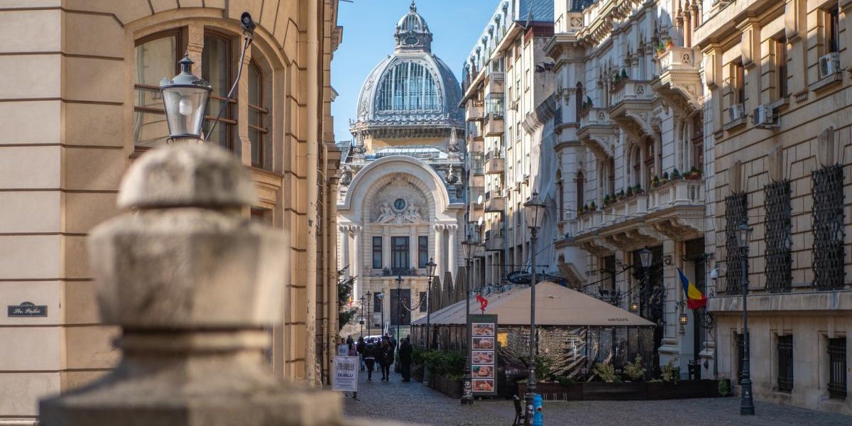Noi reguli pentru terasele din centrul Capitalei, pregătite de Primăria București Primăria București a anunțat marți că lucrează la un nou regulament pentru terasele din centrul orașului, menit să echilibreze atractivitatea acestor spații cu nevoia de ordine urbană și siguranță