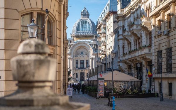 Noi reguli pentru terasele din centrul Capitalei, pregătite de Primăria București Primăria București a anunțat marți că lucrează la un nou regulament pentru terasele din centrul orașului, menit să echilibreze atractivitatea acestor spații cu nevoia de ordine urbană și siguranță