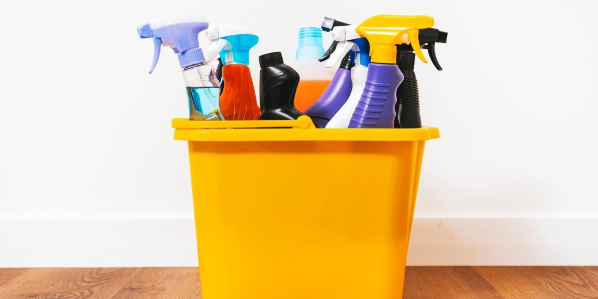 Produsele de curățenie, bombe în casă: Ce riscă SĂNĂTATEA ta