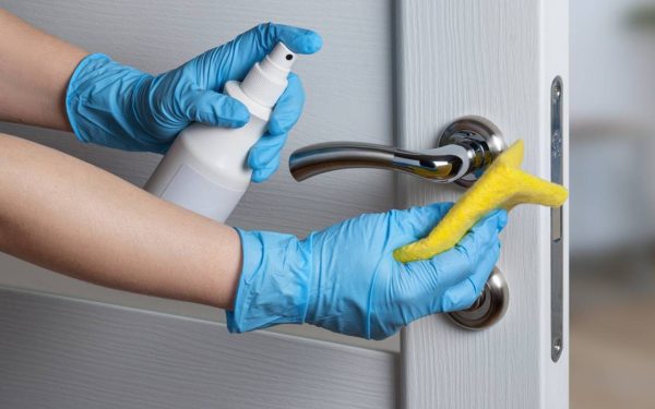 Produsele de curățenie, un pericol ascuns pentru plămâni Utilizarea produselor de curățenie în gospodărie prezintă riscuri semnificative pentru sănătate, iar noile cercetări arată că inhalarea acestor substanțe poate fi mult mai periculoasă decât se credea anterior