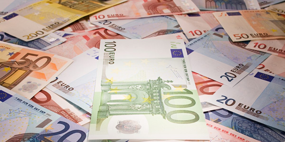 Fermierii români pot primi până la 20 milioane de euro pentru panouri solare și baterii din fonduri europene 2026