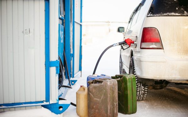 Aprovizionarea cu combustibil în canistre la benzinării, o practică supusă unor reglementări stricte Șoferii din România trebuie să fie conștienți de regulile clare privind achiziționarea de combustibil în canistre de la benzinării