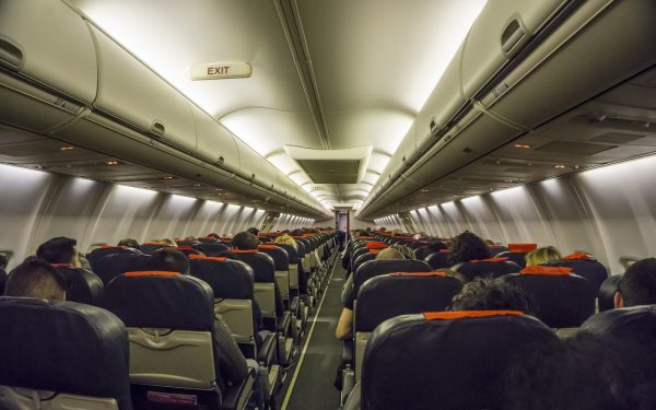 Taxă Olandeză: Zborurile lungi cu avionul, lux pentru europeni