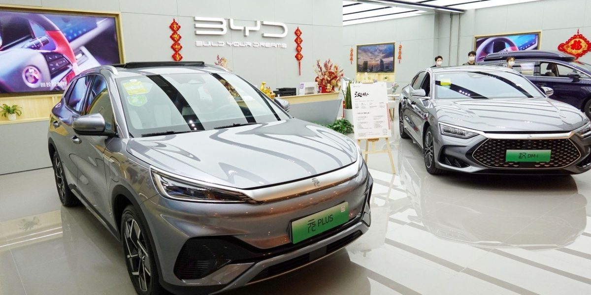 Scandal Internațional la Fabrica BYD din Ungaria: Acuzații de Exploatare a Muncitorilor Chinezi Fabrica europeană a gigantului auto chinez BYD, aflată în construcție în Ungaria, este în centrul unui scandal internațional, după ce organizația pentru drepturile muncitorilor China Labor Watch (CLW) a raportat posibile abuzuri asupra angajaților chinezi