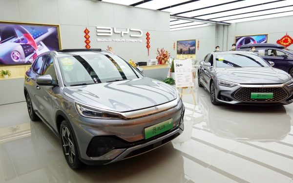 Scandal Internațional la Fabrica BYD din Ungaria: Acuzații de Exploatare a Muncitorilor Chinezi Fabrica europeană a gigantului auto chinez BYD, aflată în construcție în Ungaria, este în centrul unui scandal internațional, după ce organizația pentru drepturile muncitorilor China Labor Watch (CLW) a raportat posibile abuzuri asupra angajaților chinezi