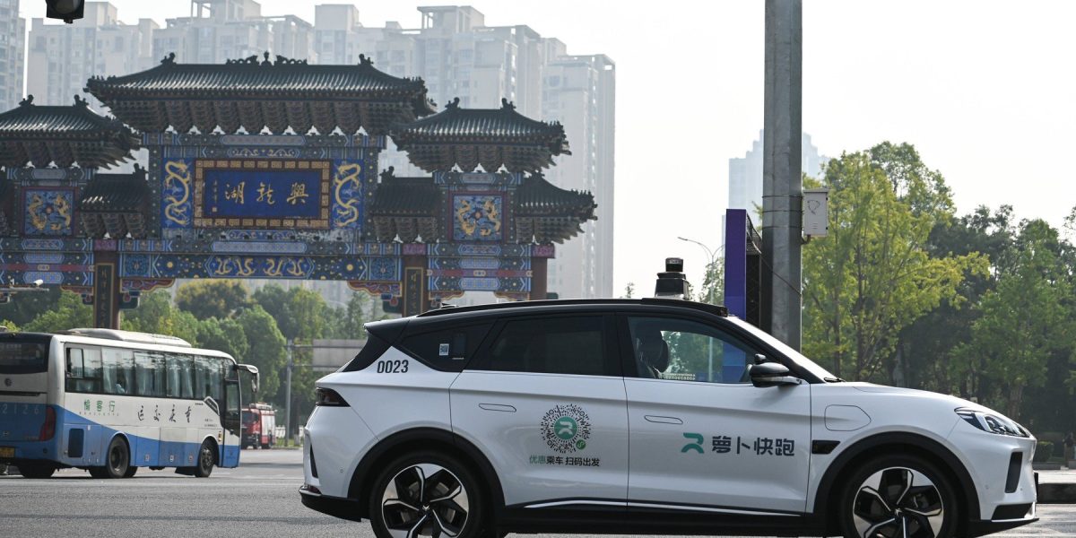 Autoritățile din Wuhan au anunțat miercuri că o defectiune tehnică a un sistem a dus la oprirea numerosi robotaxiuri Apollo Go în oraș, incident care a reaprins îngrijorările legate de siguranța serviciului inovator aflat în expansiune rapidă în China
