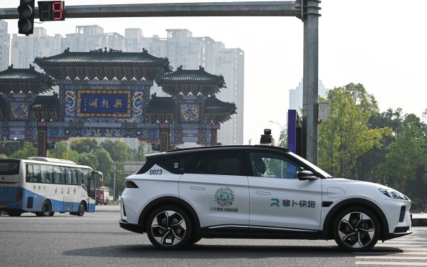 Autoritățile din Wuhan au anunțat miercuri că o defectiune tehnică a un sistem a dus la oprirea numerosi robotaxiuri Apollo Go în oraș, incident care a reaprins îngrijorările legate de siguranța serviciului inovator aflat în expansiune rapidă în China