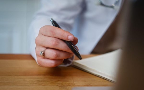 Doctorița din Italia, scandal cu pacienta: Refuză să mai trateze rudele!