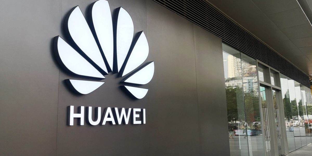 Huawei dă clasa Apple și Samsung: Imagini cu pliabilul Pura X Max