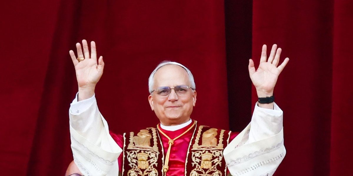 Anul acesta, credincioșii catolici au avut ocazia de a sărbători Învierea Domnului în prezența papei Leon al XIV-lea, fiind pentru prima oară după șederile recente a papei Francisc în care comunitatea religioasă din întreaga lume a fost martoră la un eveniment pascal condus de un papă diferit