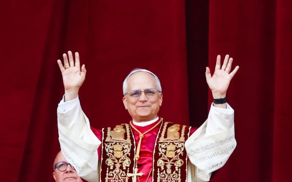 Anul acesta, credincioșii catolici au avut ocazia de a sărbători Învierea Domnului în prezența papei Leon al XIV-lea, fiind pentru prima oară după șederile recente a papei Francisc în care comunitatea religioasă din întreaga lume a fost martoră la un eveniment pascal condus de un papă diferit