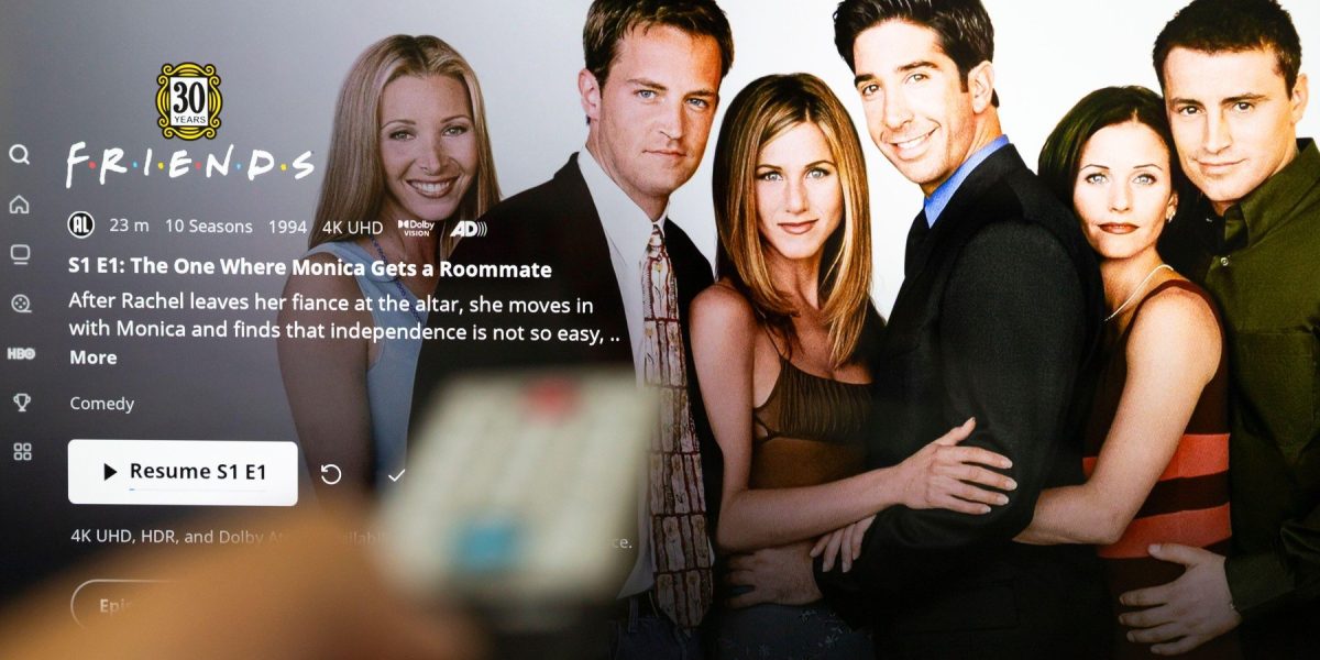 Imaginea atașată nu este doar o poză, ci un instantaneu din timpul filmărilor pentru serialul emblematic „Friends”, un proiect care a definit o întreagă generație