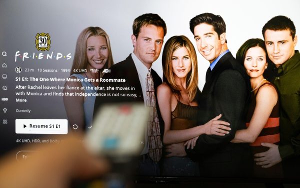 Imaginea atașată nu este doar o poză, ci un instantaneu din timpul filmărilor pentru serialul emblematic „Friends”, un proiect care a definit o întreagă generație