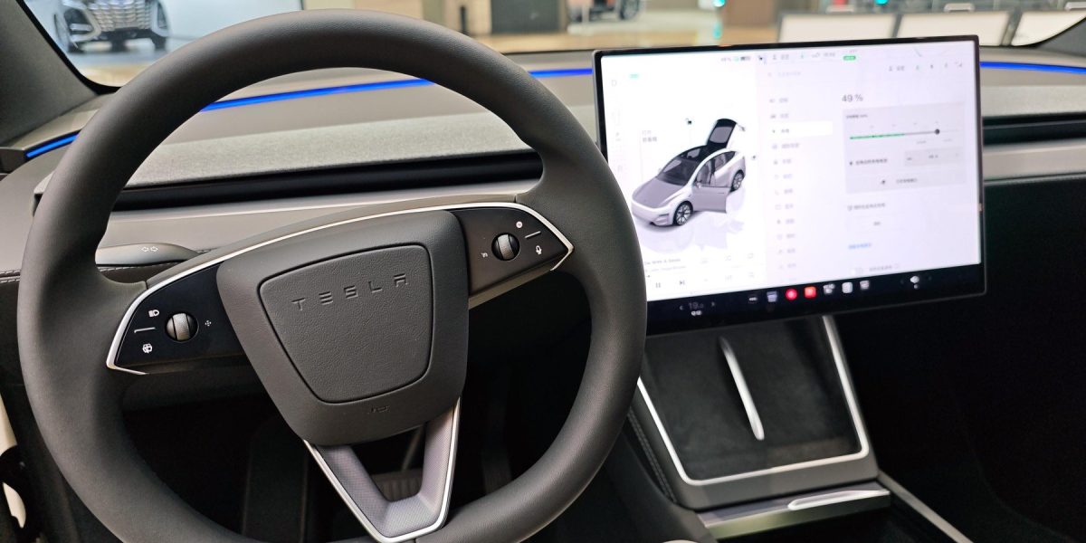 Tesla pregătește un SUV electric nou, mai mic și mai accesibil, potrivit informațiilor vehiculate recent Constructorul auto Tesla se pregătește să lanseze un SUV electric complet nou, mai mic și, implicit, mai ieftin decât modelele existente