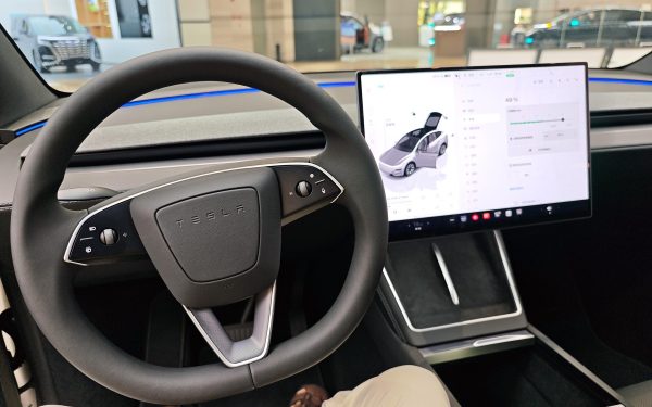 Tesla pregătește un SUV electric nou, mai mic și mai accesibil, potrivit informațiilor vehiculate recent Constructorul auto Tesla se pregătește să lanseze un SUV electric complet nou, mai mic și, implicit, mai ieftin decât modelele existente