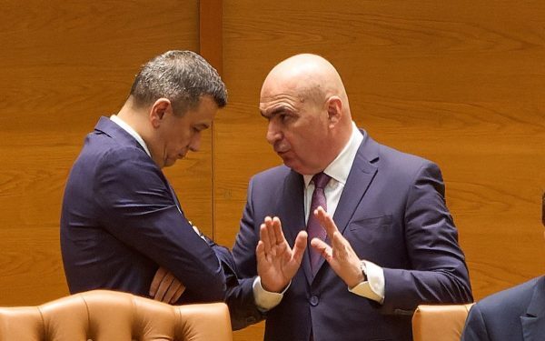 Premierul Ilie Bolojan a afirmat, la Europa FM, că nu intenționează să demisioneze din funcția de prim-ministru, susținând faptul că situațiile politice tensionate generate de anumite grupuri sunt de responsabilitatea acestora