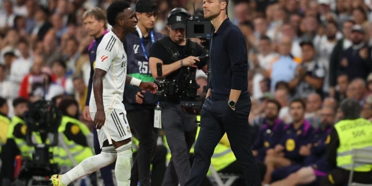 Vinicius Junior, atacantul de la Real Madrid, și-a exprimat public dificultățile întâmpinate în relația cu fostul antrenor Xabi Alonso, recunoscând că nu a reușit să creeze o legătură strânsă cu acesta