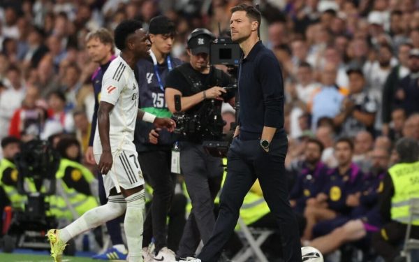 Vinicius Junior, atacantul de la Real Madrid, și-a exprimat public dificultățile întâmpinate în relația cu fostul antrenor Xabi Alonso, recunoscând că nu a reușit să creeze o legătură strânsă cu acesta