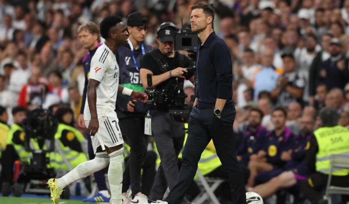 Vinicius Junior, atacantul de la Real Madrid, și-a exprimat public dificultățile întâmpinate în relația cu fostul antrenor Xabi Alonso, recunoscând că nu a reușit să creeze o legătură strânsă cu acesta