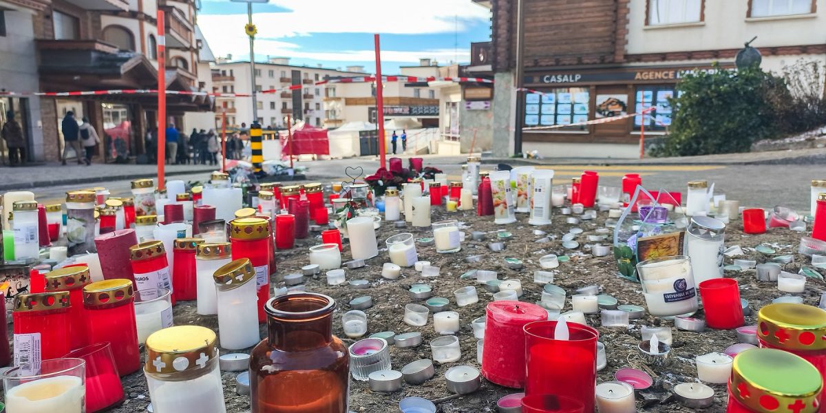 Proprietarii barului din Crans-Montana, acuzați în Italia. Incendiul de Revelion a făcut ravagii