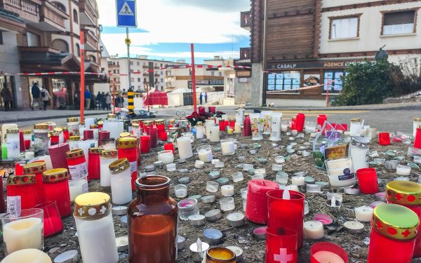 Proprietarii barului din Crans-Montana, acuzați în Italia. Incendiul de Revelion a făcut ravagii