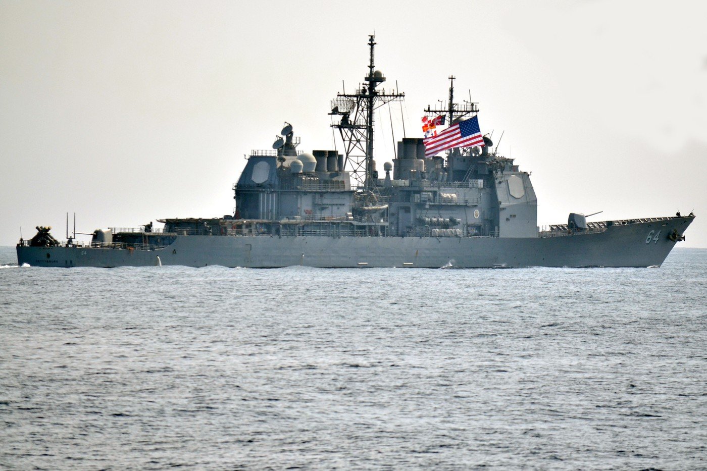 Prețul petrolului a suferit o scădere abruptă, înregistrând cel mai semnificativ declin zilnic din ultimii șase ani, în urma așteptărilor investitorilor privind o posibilă deblocare a livrărilor prin Strâmtoarea Ormuz și o temperare a inflației