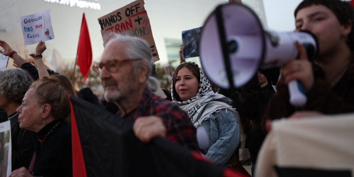 La Tel Aviv, peste o mie de persoane au ieșit în stradă sâmbătă seara pentru a protesta împotriva războiului purtat de Israel împotriva Iranului și Hezbollah în Liban