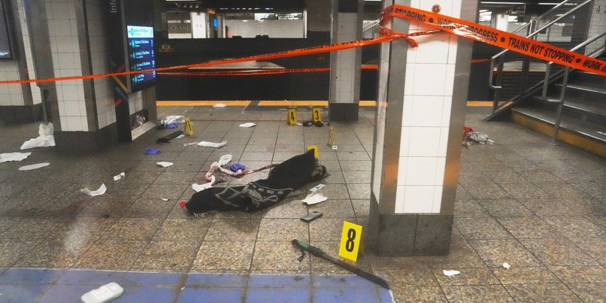 Atac cu maceta în NY: Polițiștii l-au ucis pe agresor la metrou
