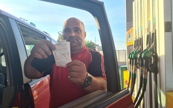 La două-trei săptămâni după scăderea prețului motorinei pe piața internațională, românii ar putea vedea o ieftinire a carburantului și la pompă, conform declarațiilor Ministrului Energiei, Bogdan Ivan