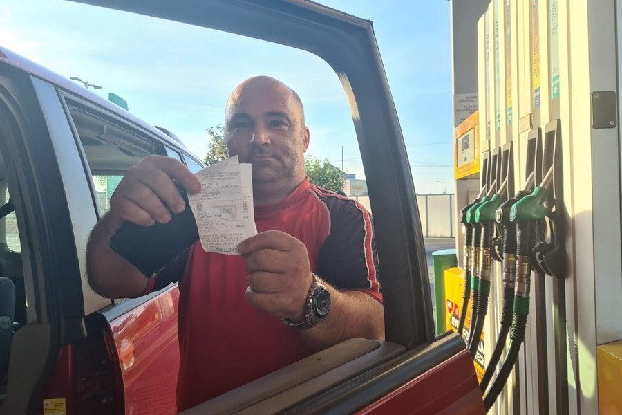 La două-trei săptămâni după scăderea prețului motorinei pe piața internațională, românii ar putea vedea o ieftinire a carburantului și la pompă, conform declarațiilor Ministrului Energiei, Bogdan Ivan