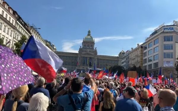 Mii de tineri, în stradă la Praga, pentru Radio și TV publică