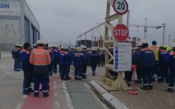 Mii de Angajați Vor Primi Salariile Restante Înainte de Paște Ministerul Muncii a anunțat că, înainte de sărbătorile pascale, aproape 4.700 de angajați de la Damen Mangalia, Liberty Galați și Romaero vor primi salariile restante