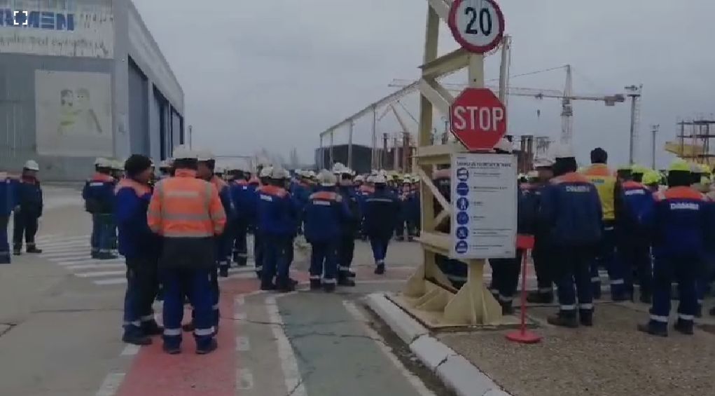 Mii de Angajați Vor Primi Salariile Restante Înainte de Paște Ministerul Muncii a anunțat că, înainte de sărbătorile pascale, aproape 4.700 de angajați de la Damen Mangalia, Liberty Galați și Romaero vor primi salariile restante