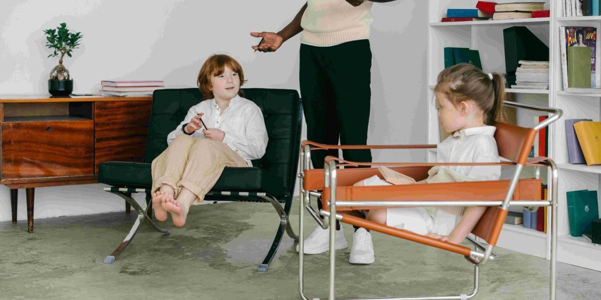 Copiii și adolescenții care se confruntă cu probleme emoționale beneficiază de ajutor specializat prin psihoterapie, un proces complex ce presupune respectarea unor principii etice și adaptarea tehnicilor la particularitățile vârstei