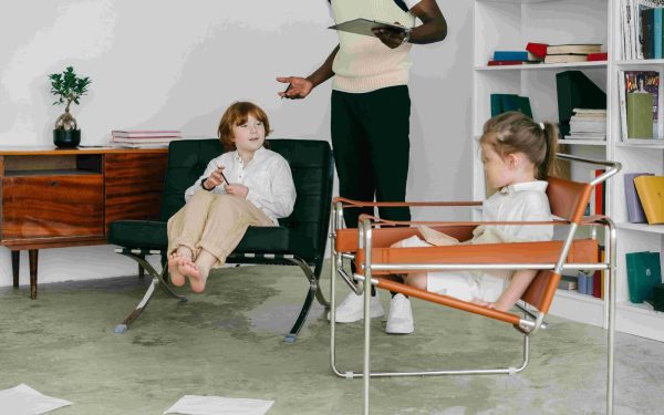 Copiii și adolescenții care se confruntă cu probleme emoționale beneficiază de ajutor specializat prin psihoterapie, un proces complex ce presupune respectarea unor principii etice și adaptarea tehnicilor la particularitățile vârstei