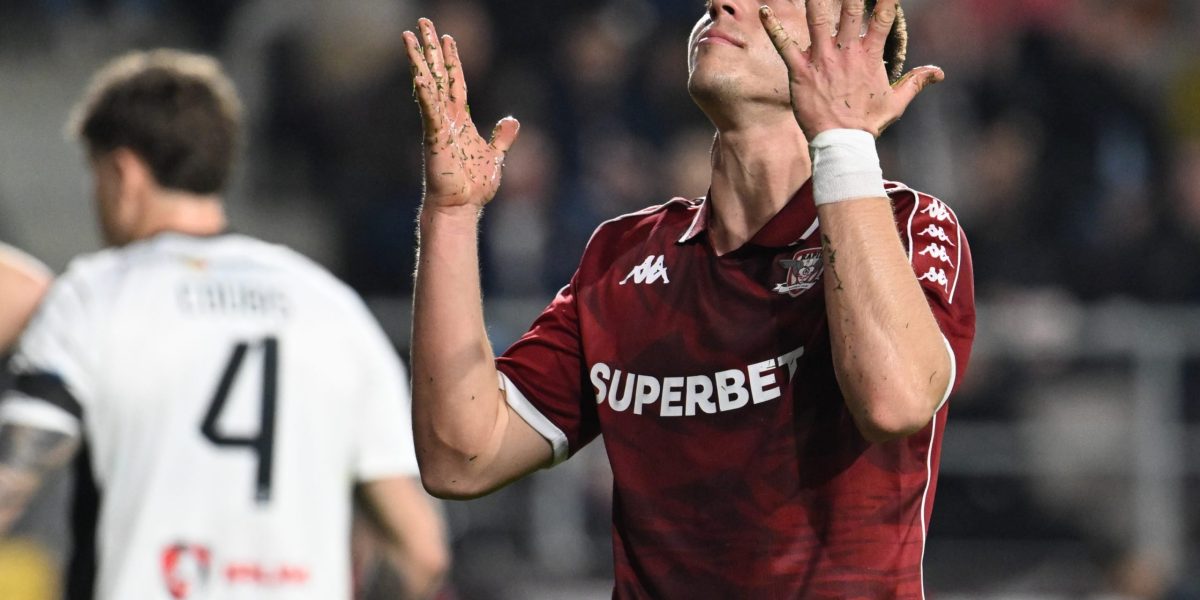 Rapid București continuă să se afle în derivă, înregistrând cea de-a cincea înfrângere consecutivă pe teren propriu, după 1-2 cu U Cluj