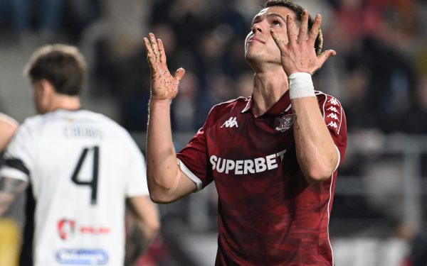 Rapid București continuă să se afle în derivă, înregistrând cea de-a cincea înfrângere consecutivă pe teren propriu, după 1-2 cu U Cluj