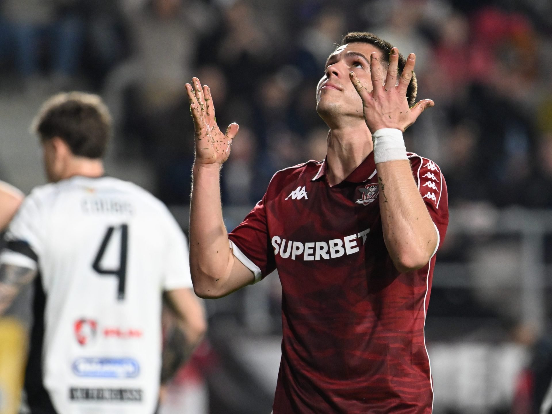 Rapid București continuă să se afle în derivă, înregistrând cea de-a cincea înfrângere consecutivă pe teren propriu, după 1-2 cu U Cluj