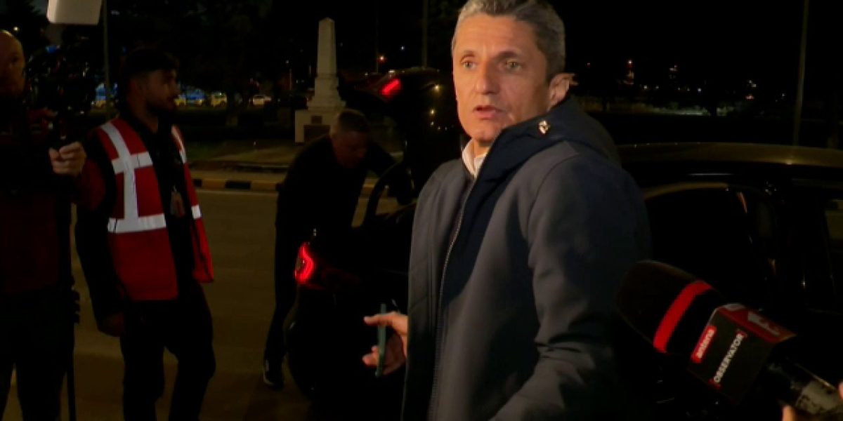 Răzvan Lucescu a aterizat, duminică seară, în București pentru a fi alături de tatăl său, Mircea Lucescu, aflat în stare gravă la Spitalul Universitar Răzvan Lucescu, antrenorul de fotbal cunoscut în întreaga țară, a ajuns duminică seară pe aeroportul din București, după ce a fost informat despre starea gravă a tatălui său, Mircea Lucescu