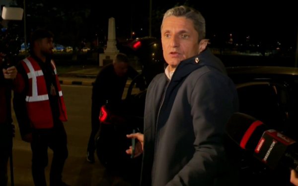 Răzvan Lucescu a aterizat, duminică seară, în București pentru a fi alături de tatăl său, Mircea Lucescu, aflat în stare gravă la Spitalul Universitar Răzvan Lucescu, antrenorul de fotbal cunoscut în întreaga țară, a ajuns duminică seară pe aeroportul din București, după ce a fost informat despre starea gravă a tatălui său, Mircea Lucescu