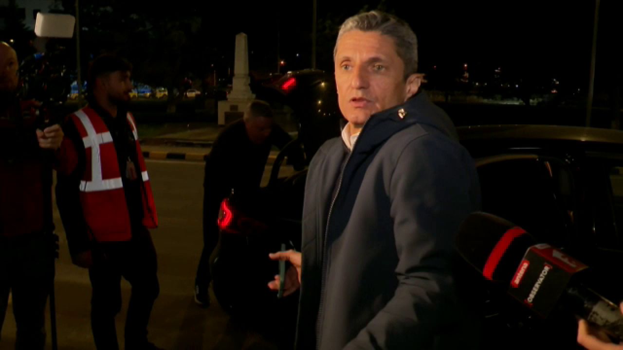 Răzvan Lucescu a aterizat, duminică seară, în București pentru a fi alături de tatăl său, Mircea Lucescu, aflat în stare gravă la Spitalul Universitar Răzvan Lucescu, antrenorul de fotbal cunoscut în întreaga țară, a ajuns duminică seară pe aeroportul din București, după ce a fost informat despre starea gravă a tatălui său, Mircea Lucescu