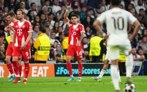 Fotbaliști de la Real Madrid, impresionați de prestația lui Neuer Mai mulți jucători de la Real Madrid și-au exprimat rapid admirația pentru portarul lui Bayern Munchen, Manuel Neuer, marți