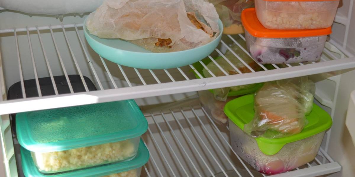 Cât rezistă mâncarea-n frigider? Greșelile fatale care provoacă toxiinfecții