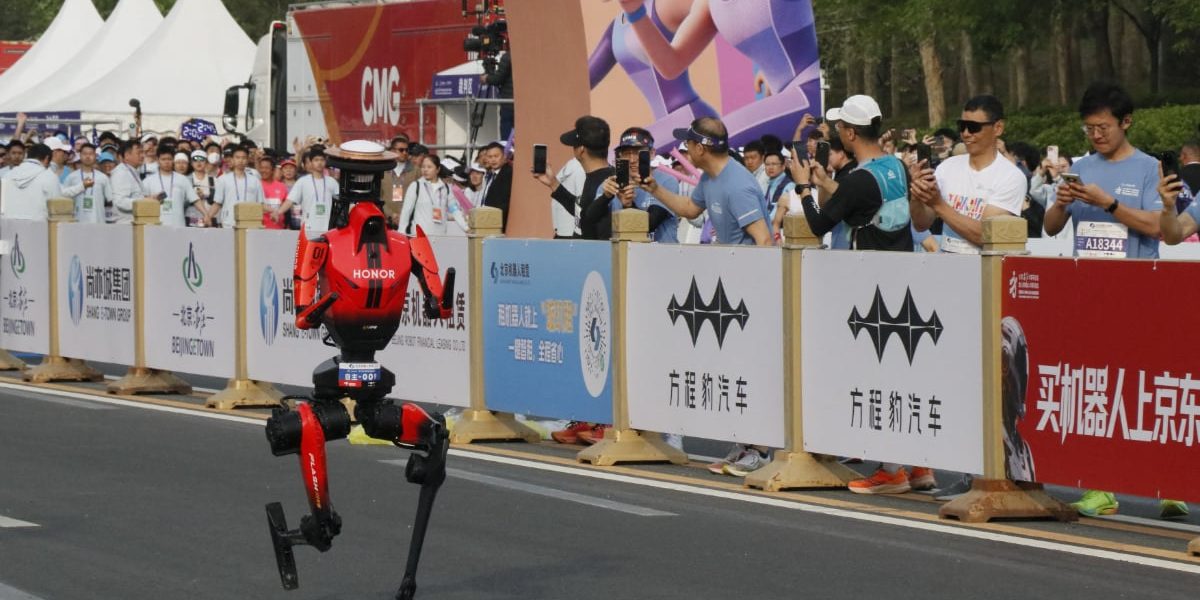 Robotul Umanoid, record Mondial la Beijing: A zdrobit semimaratonul cu 7 minute, chiar dacă a căzut