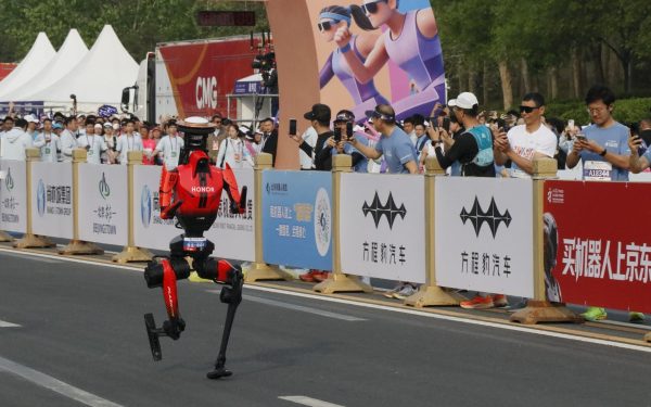 Robotul Umanoid, record Mondial la Beijing: A zdrobit semimaratonul cu 7 minute, chiar dacă a căzut