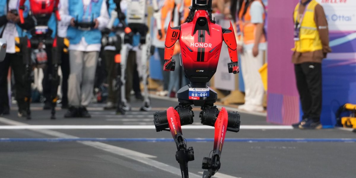 Cine poate concura cu tehnologia? Robotul chinezesc spulberă recordul la semi-maraton