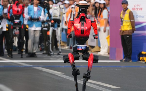 Cine poate concura cu tehnologia? Robotul chinezesc spulberă recordul la semi-maraton