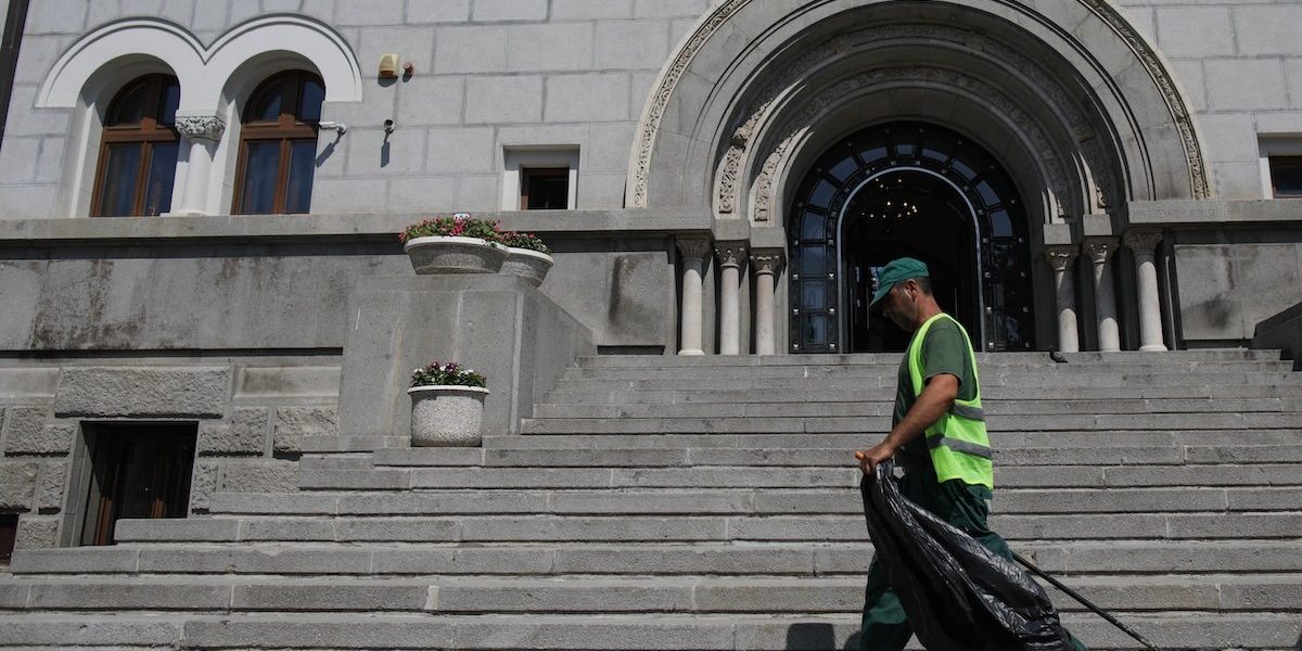 Primăria Sectorului 1 a plătit aproape 18.000 de euro pentru servicii de curățenie stradală neefectuate, rezultatul fiind o suprafață de trotuare supraevaluată cu peste 5.500 de metri pătrați, conform unui raport de audit financiar al Curții de Conturi