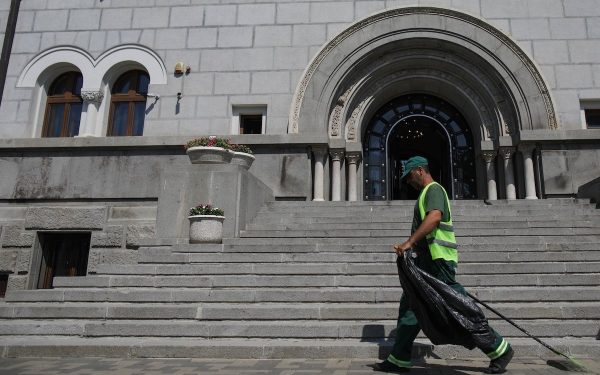 Primăria Sectorului 1 a plătit aproape 18.000 de euro pentru servicii de curățenie stradală neefectuate, rezultatul fiind o suprafață de trotuare supraevaluată cu peste 5.500 de metri pătrați, conform unui raport de audit financiar al Curții de Conturi