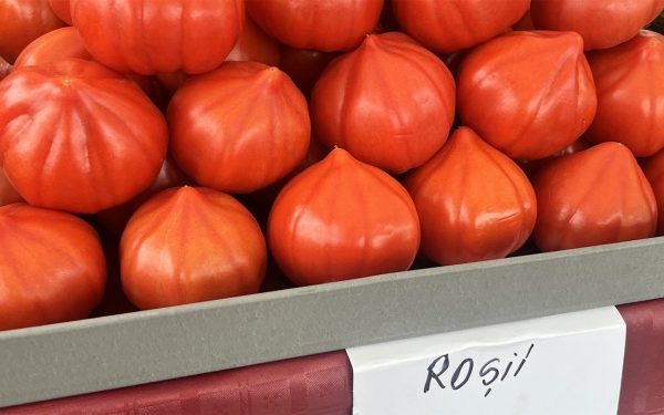 Piața OBOR din București, luată cu asalt: Roșiile depășesc prețul cărnii cu patru zile înainte de Paște Cu doar câteva zile înainte de sărbătorile pascale, aglomerația din Piața OBOR din București atinge cote maxime